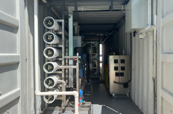 集裝箱式移動水處理設(shè)備裝車發(fā)往烏干達(dá)